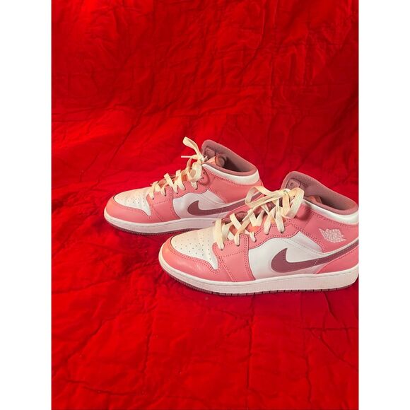 Nike‎ Air Jordan 1 Mid Valentine's Day" 2023  Youth 7 / Women's 8.5 - Picture 4 of 7